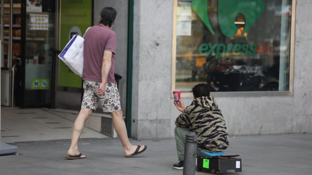 La taxa de pobresa i exclusió social puja en quatre autonomies però s'estreny la bretxa entre les de major i menor incidència