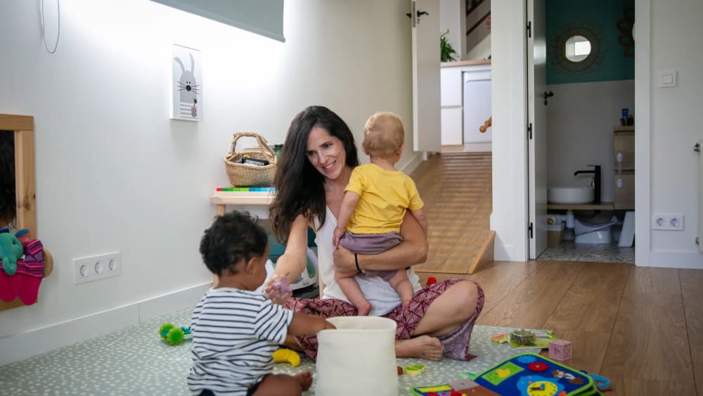 Mares de dia, l'alternativa a les escoles infantils: "No som competència, sinó opcions diferents"