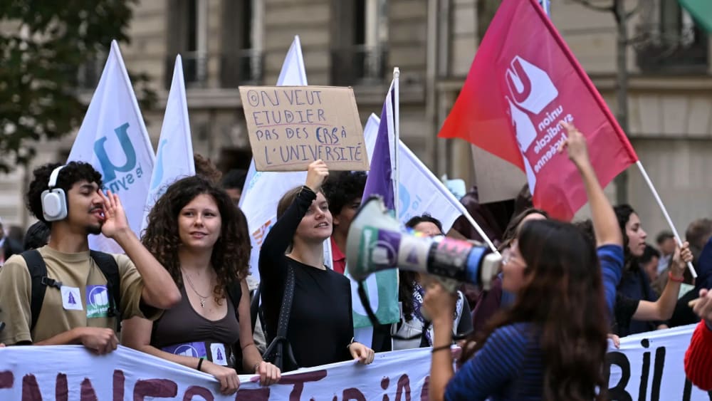 Fins a 00 instituts segueixen bloquejats a França i els estudiants es preparen: "Hem rebut engrunes"