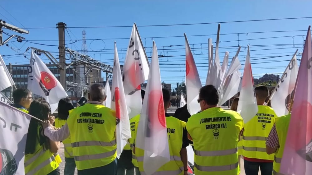 Treballadors d'Adif segueixen la seva protesta i exigeixen més personal per a la "seguretat de la circulació"
