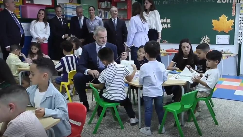 El tendre moment de Felip VI amb dos nens durant la seva visita a un col·legi de Ceuta: "Has vist el que t'ha dit?"