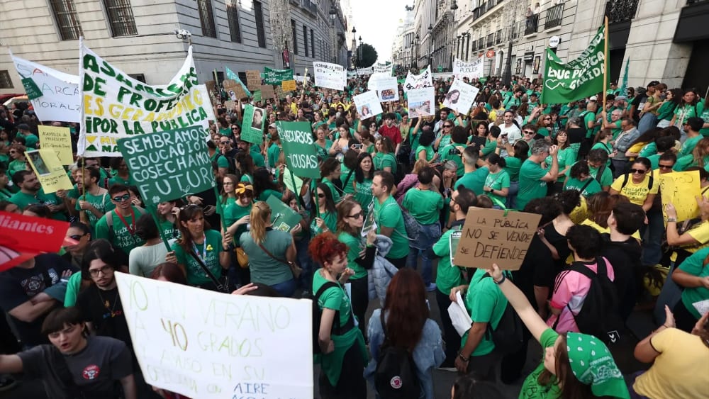 Milers de professors i alumnes es concentren en Sol per una educació "de qualitat": "La vocació no fa miracles"