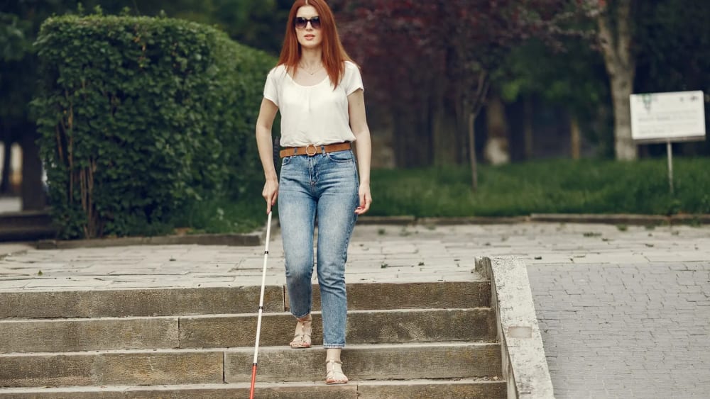 El bastó blanc: símbol, protecció i autonomia per a les persones amb discapacitat visual