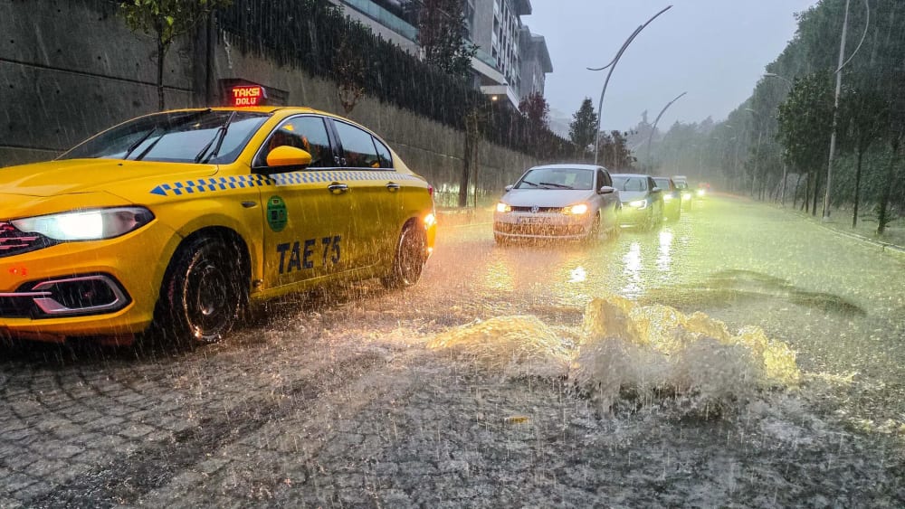 Un temporal colpeja Istanbul: carrers inundats, cotxes arrossegats i milers d'avisos a emergències