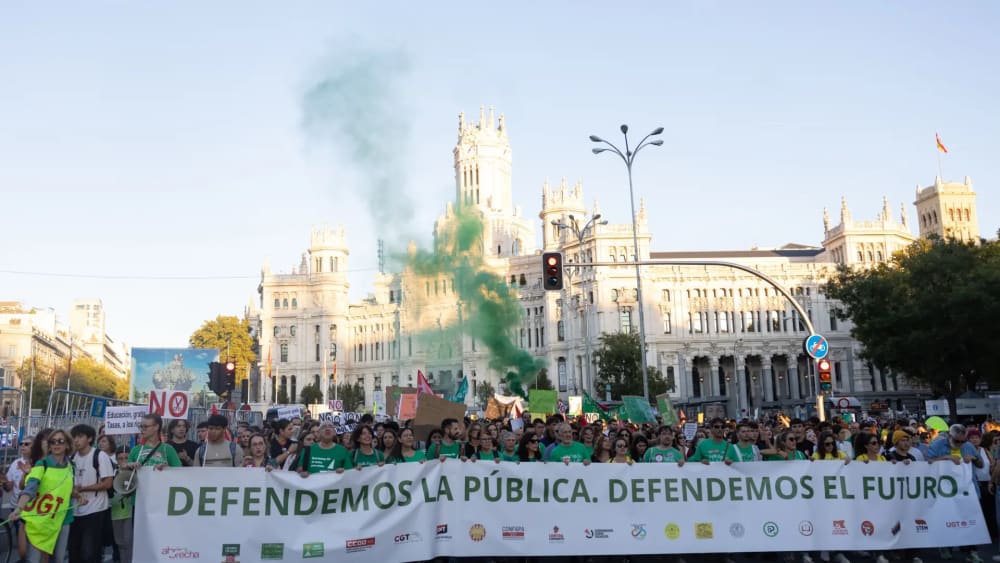 Milers de professors tenyeixen de verd el centre de Madrid en el seu primer dia de vaga per a defensar l'educació pública