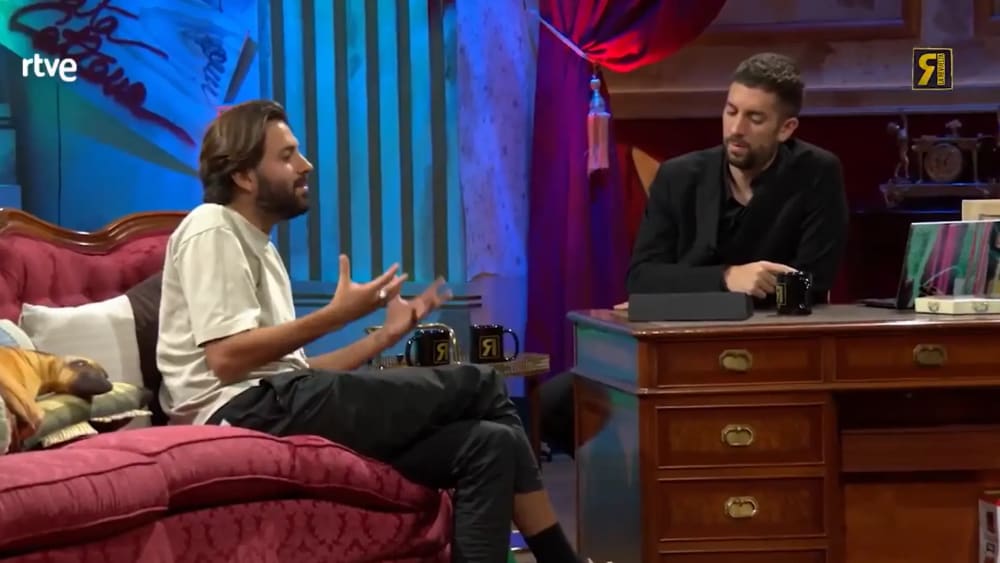 Salvador Sobral exposa en 'La Revolta' la situació de l'habitatge a Portugal