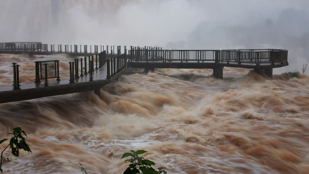 El Nen provoca evacuacions i restriccions en les cataractes de Iguazú per la forta crescuda del riu