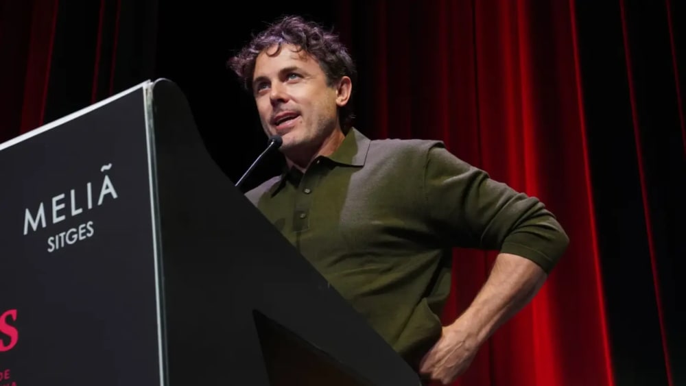 Casey Affleck demana en espanyol que li escriguin per Instagram per a parlar de 'Company'