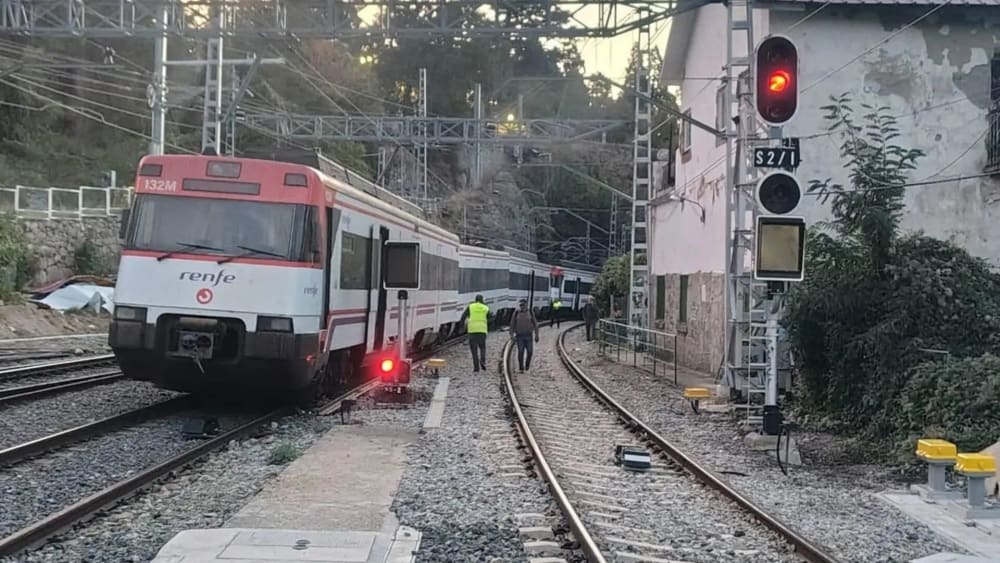 Un tren se surt de la via a Madrid i tala la circulació en un tram de la serra