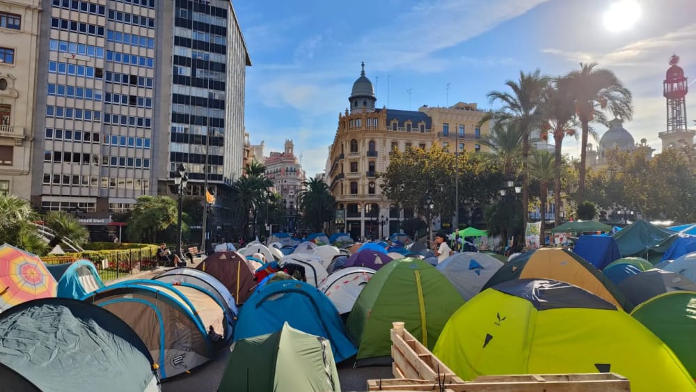 L'acampada per l'habitatge de València es mantindrà almenys dues setmanes més i creix fins a les 700 botigues