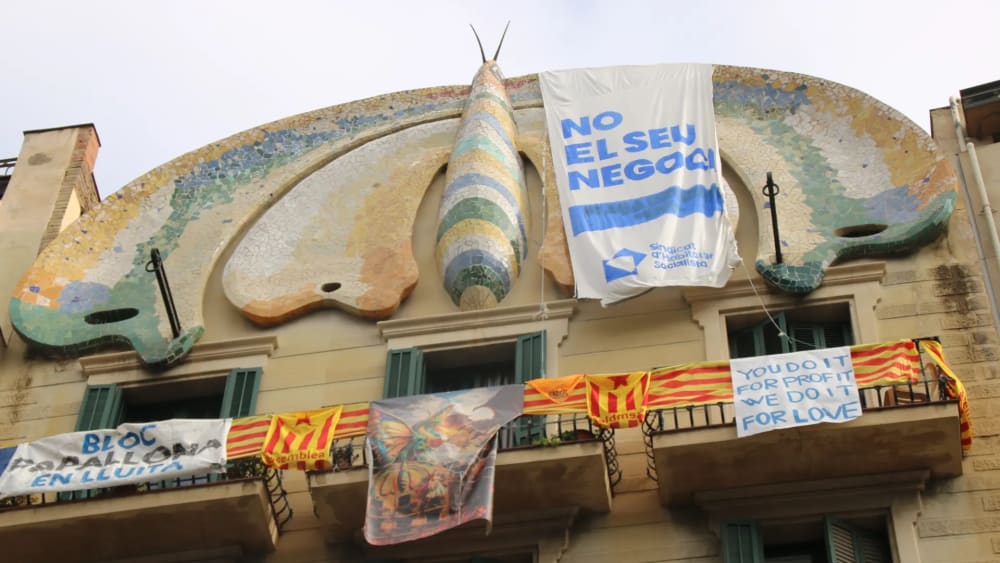 Veïns d'un edifici de Barcelona deixen de pagar el lloguer i exigeixen a l'Ajuntament que el compri