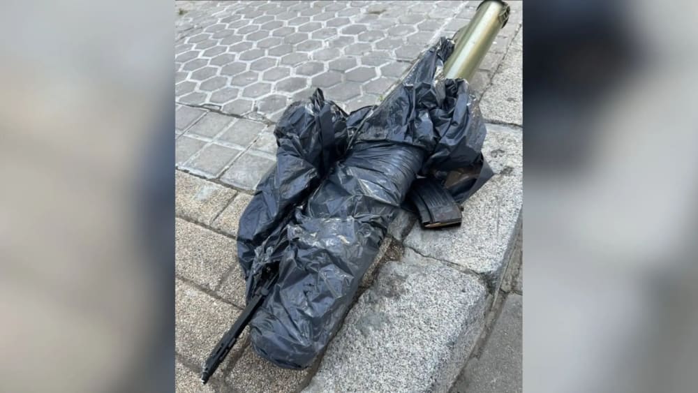 Troben una arma de guerra embolicada en una bossa d'escombraries en ple carrer a Sevilla