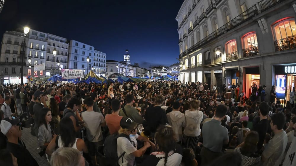 Els acampats de Madrid voten continuar amb la protesta sense una data límit