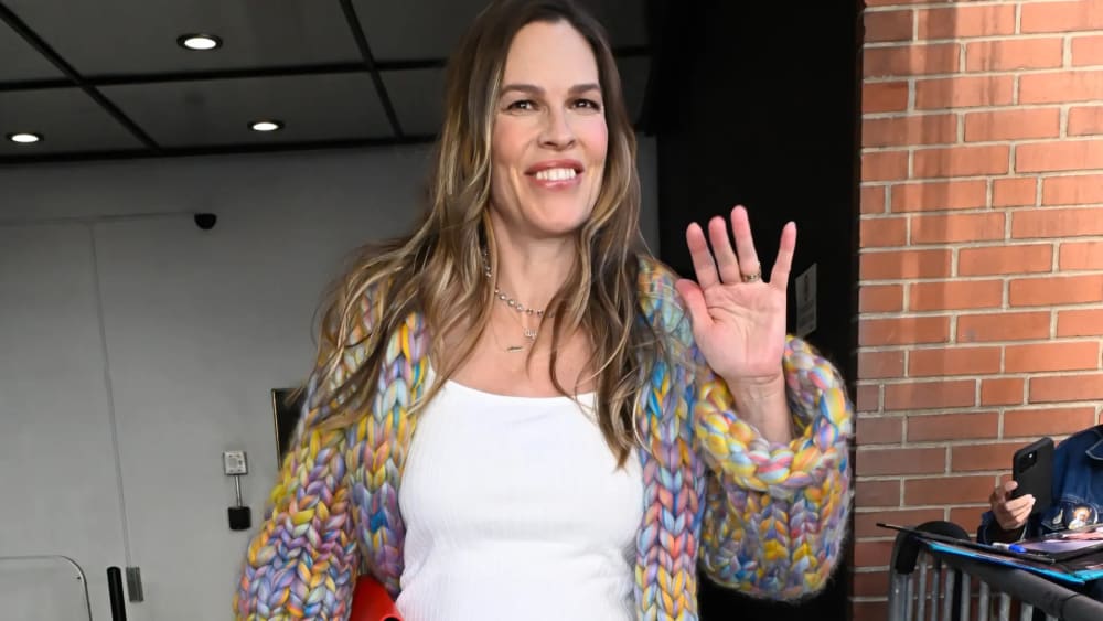 Hilary Swank, després d'anunciar el seu embaràs als 52 anys: "Les dones reben crítiques encara que els homes no"