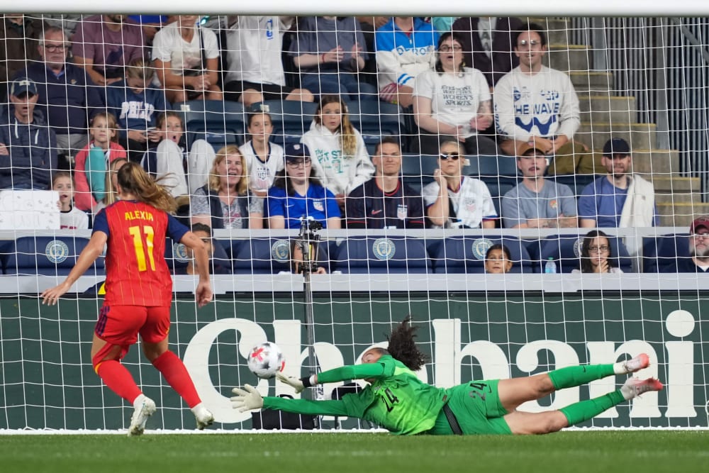 Espanya domina als EUA però cedeix un empat després del carrusel de canvis que va desnaturalitzar el partit (2-2)