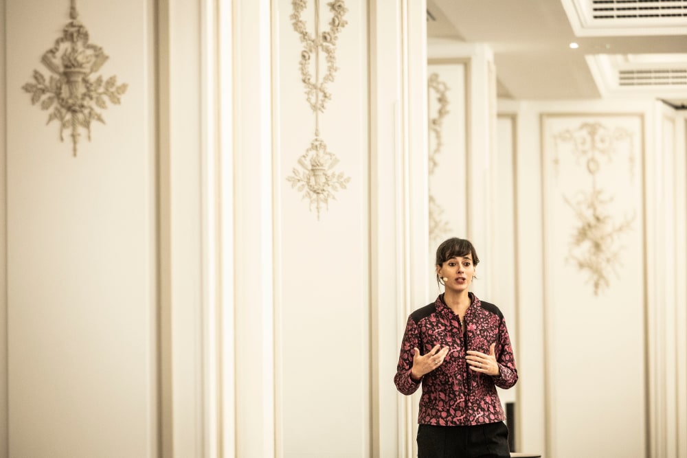 Carissa Véliz, filòsofa: “La IA presenta les prediccions com a fets, però la democràcia necessita incertesa per a ser lliure”