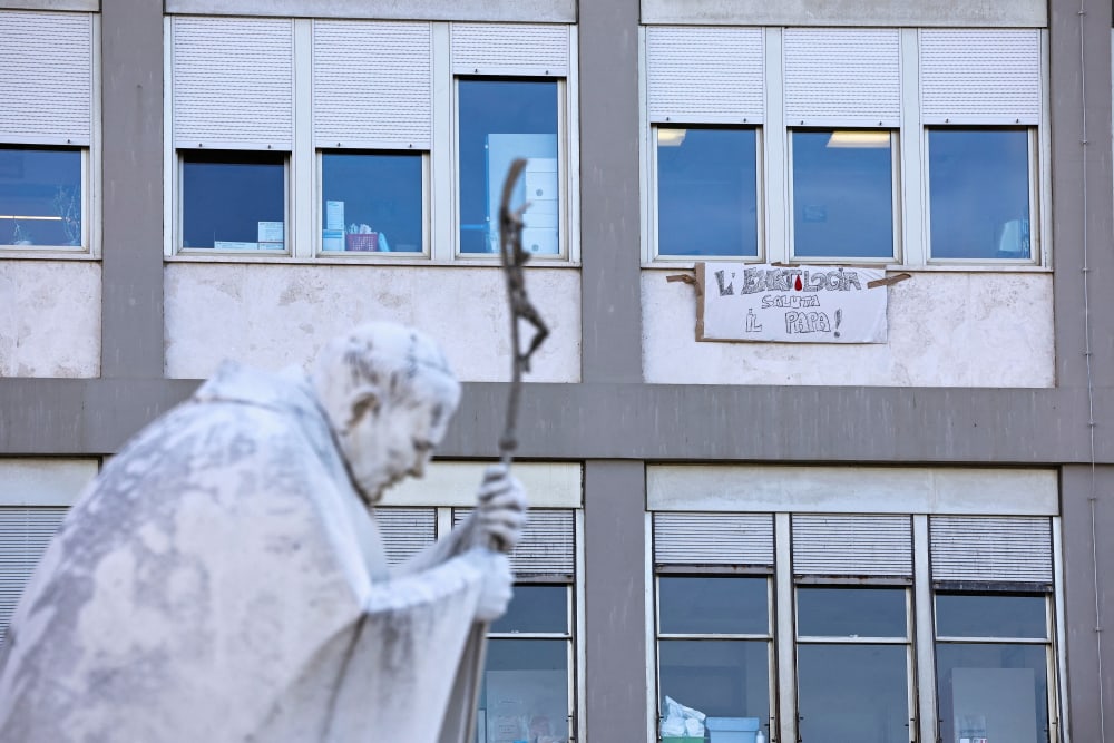 El Papa evoluciona “amb normalitat” i realitza fisioteràpia l'endemà passat de la seva operació