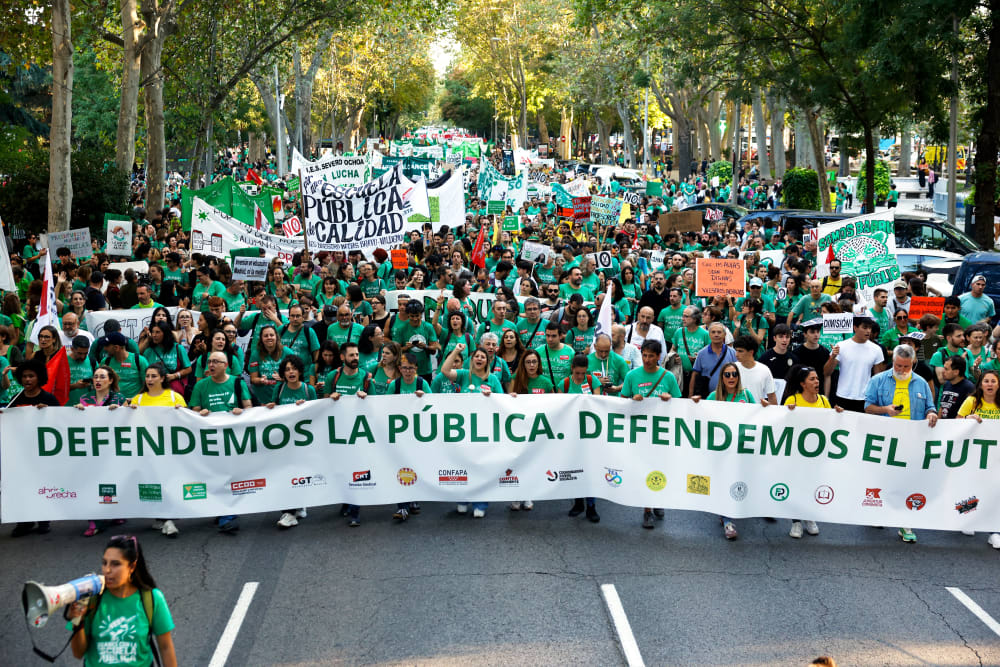 Els professors en vaga pinten de verd el centre de Madrid: “Els governs estan abandonant l'educació pública”