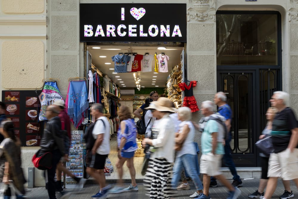 Barcelona vol comprar locals del centre amb la taxa turística per a preservar el comerç de proximitat