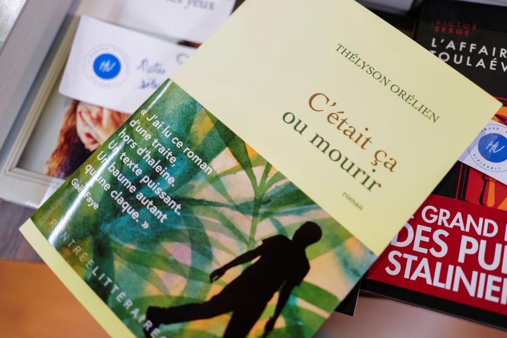 L'escriptor Thélyson Orélien nega haver usat IA en la seva novel·la ‘C’était ça ou mourir’, exclosa del premi Goncourt, però admet plagis anteriors