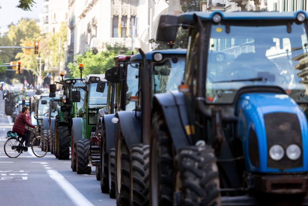 Un miler d'agricultors i 87 tractors prenen Barcelona per a exigir solucions a la crisi del camp