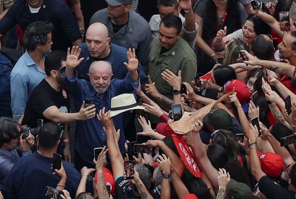 Lula retalla a dos punts l'avantatge de Flávio Bolsonaro, però segueixen en empat tècnic a poc més d'una setmana de l'elecció