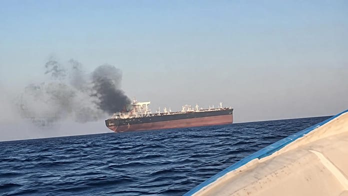 Un altre camió atrapa foc prop de Hormuz després de dos vaixells de càrrega caiguts en atacs