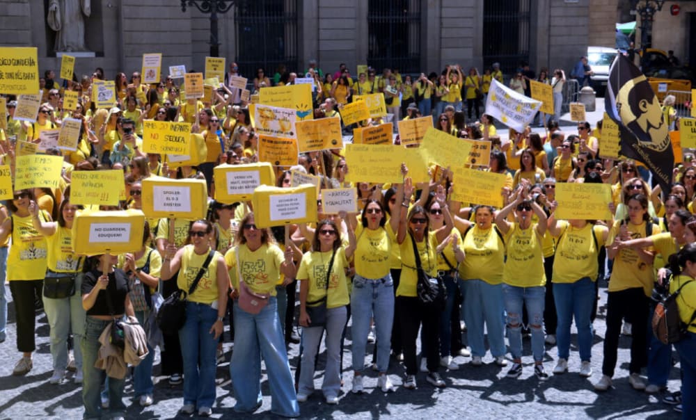 Lliuren 76.000 signatures al parlament per reclamar millores a les escoles bressol 0-3