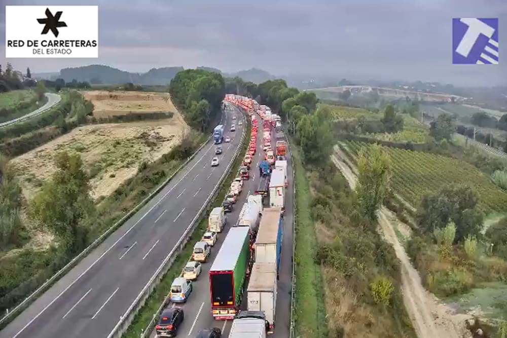 Retencions de més de deu quilòmetres a la AP-7 perquè un camió ha perdut la càrrega de fems