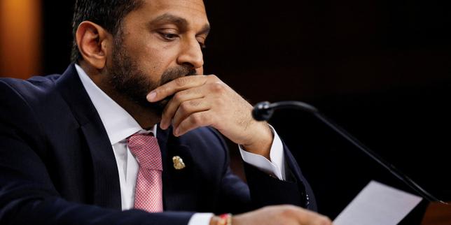 Nou antics agents del FBI, encarregats de la investigació sobre la retenció de documents classificats per Donald Trump a continuació destituïts, porten queixa