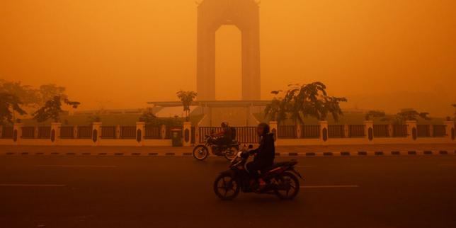 Dels incendis gegants continuen devastant Indonèsia, submergint la regió en una boira tòxica