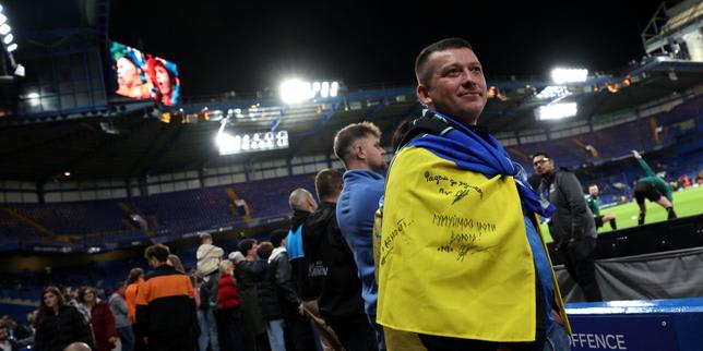 Al Regne Unit, el club del Chakhtar Donetsk, « porta-ensenya d'Ucraïna envaïda », troba una nova terra d'acollida a l'estadi de Chelsea