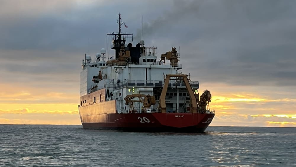 El vaixell trencaglaç USS Healy de la Guàrdia Costanera dels Estats Units navegant per l'Àrtic.