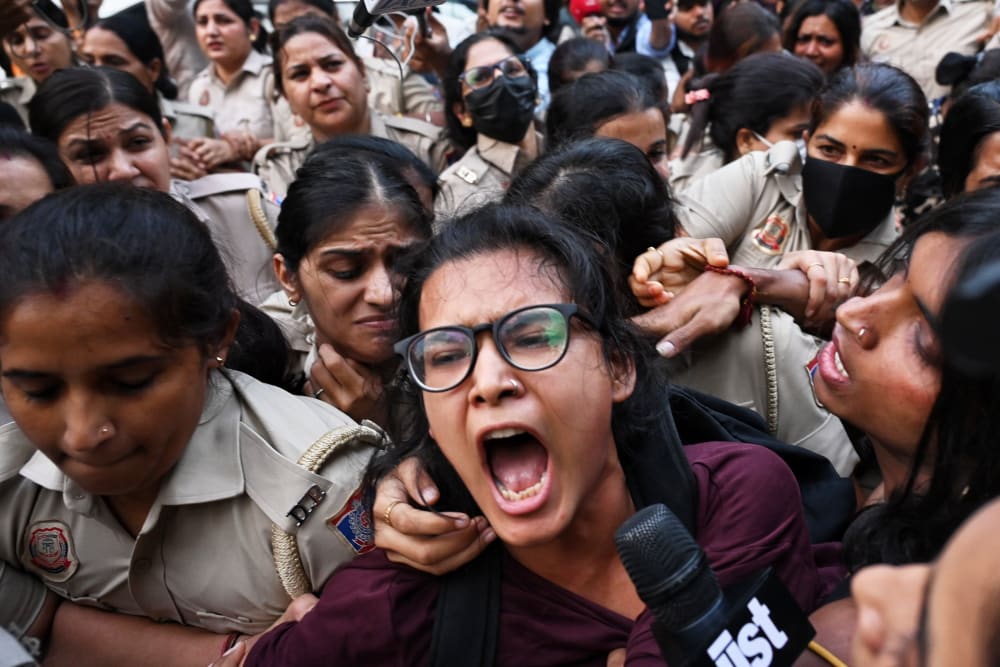 Les multituds es van estremir amb banderes de Nova Delhi i onada d'indis, enmig de les protestes creixents.