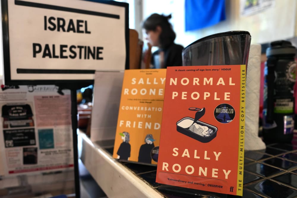 Els llibres de Sally Rooney ja no es venen a U.K. després del suport d' acció palestí