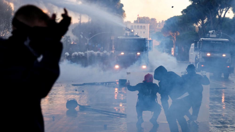 Albània protestaven protestes violentes mentre exigia la dimissió del primer ministre Rama