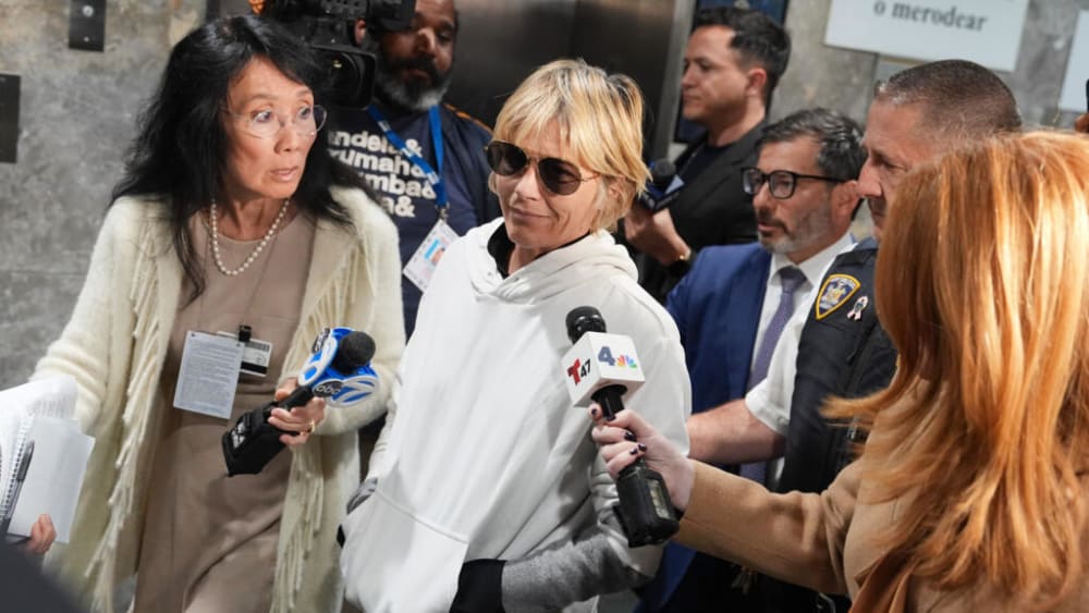 Riure o plor sense raó: la “emergència mèdica” que va causar l'arravatament de l'actriu Selma Blair en ple vol