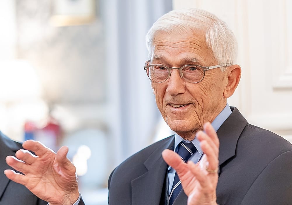 Theodor Kallifatides va perdre noies, permisos, una llengua i gairebé la vida abans de poder guanyar lectors
