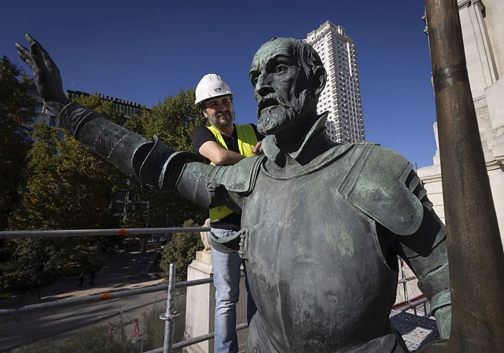Operació salvar a l'El Quixot i Sancho de Plaza España de les mans dels turistes
