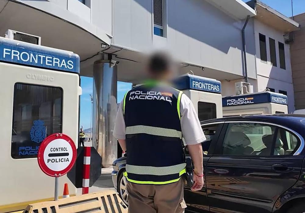 Detinguts 40 immigrants que volien arribar a la Península amb documents d'identitat d'uns altres