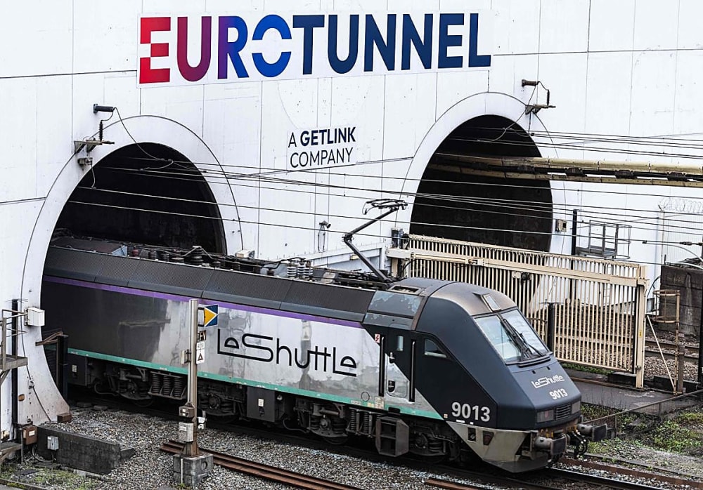 Un xoc entre un autobús i un tren deixa 19 ferits en el costat francès del túnel del canal de la Manxa
