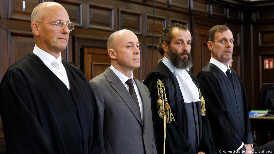 L'acusat Serhii Kuznietsov amb els seus advocats a la sala judicial d'Hamburg.