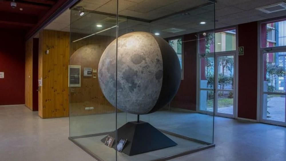 Aquesta maqueta de la Lluna construïda en 1969 i de gairebé dos metres de diàmetre pertany a la #NASA però està exposada a Lleida