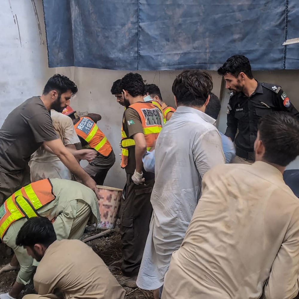 Al menys 20 fills morts després que l'escola contingeixi al Pakistan.