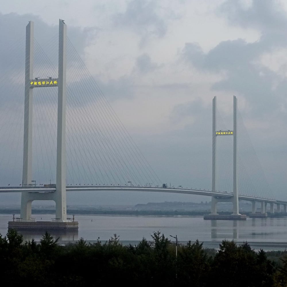 El nou pont sobre el riu Yalu a la frontera entre la Xina i Corea del Nord.