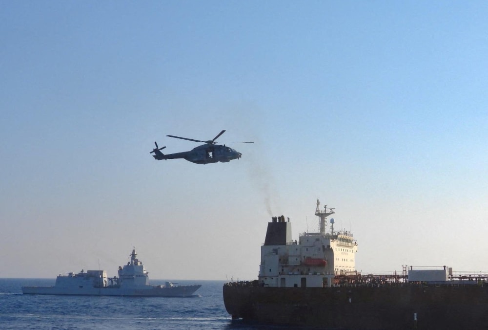 Un petrolier de gran tonatge navegant a mar obert.