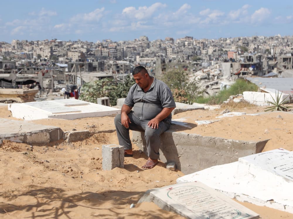 Sols a Gaza: el genocidi deixa l'home palestí sense família ni llar.