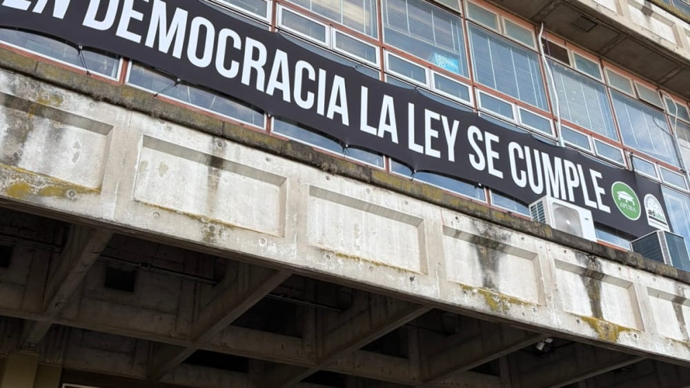 Uns estudiants argentí que protestaven al campus sobre l'austeritat del Milei austeritat