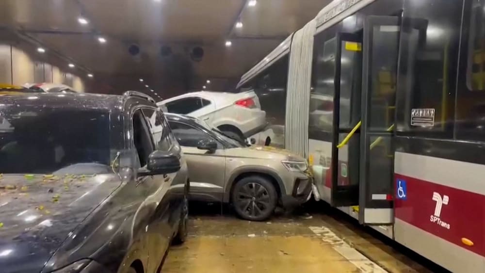 La pluja intensa fa que la massa estigui acumulada al túnel del Brasil