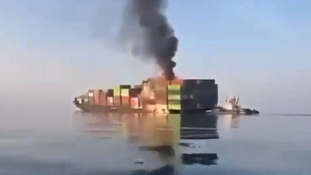 Contenidors i deixalles capturats flotants al voltant de l'Strat de Hormuz